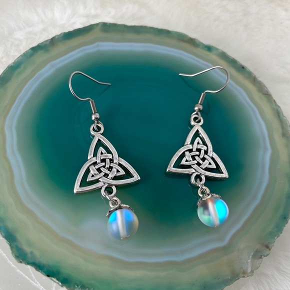 Celtic knot & opalite beads dangly irish earrings - Picture 7 of 11